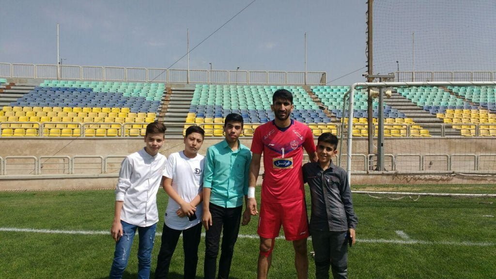 حضور دانش آموزان پسر در تمرین باشگاه پرسپولیس تهران