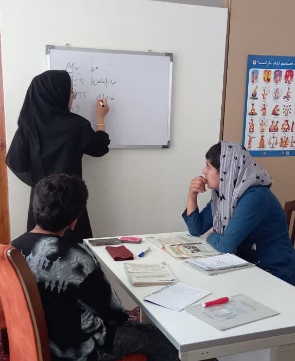 کلاس زبان2 برگزاری کلاس تقویتی زبان انگلیسی برای دانشآموزان پایه هفتم در دارالاکرام ورامین