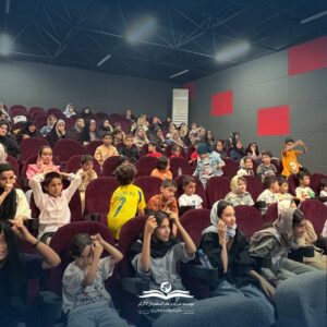 photo 2025 10 15 07 45 19 1 شبی خاطره‌انگیز برای دانش‌آموزان دارالاکرام مشهد در شهربازی قهرمانان همراه با اهدای لوازم تحریر