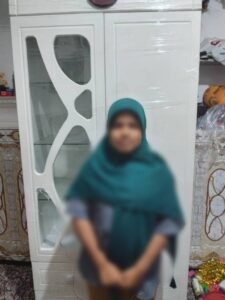 IMG 20251116 WA0001 تحقق رویای کودکانه یکی از دانش‌آموزان دارالاکرام جیرفت؛ فاطمه با کمک حامی‌اش صاحب کمد و تخت‌خواب شد