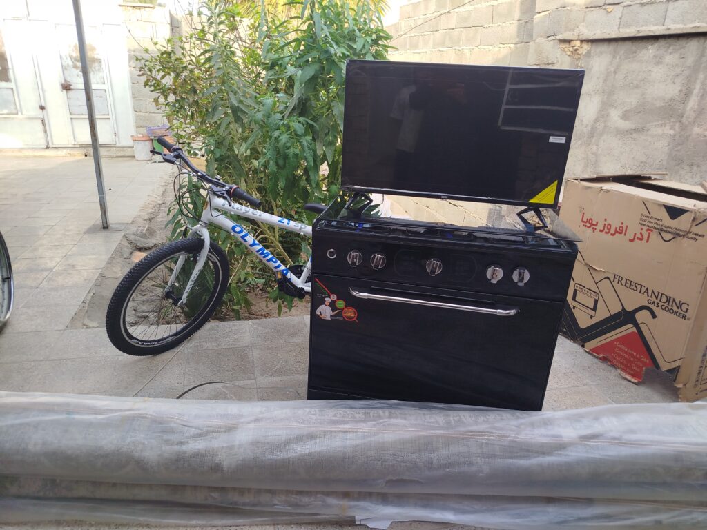 IMG 20250921 1615001 تحقق رویای کودکانه یکی از دانش‌آموزان دارالاکرام جیرفت؛ فاطمه با کمک حامی‌اش صاحب کمد و تخت‌خواب شد