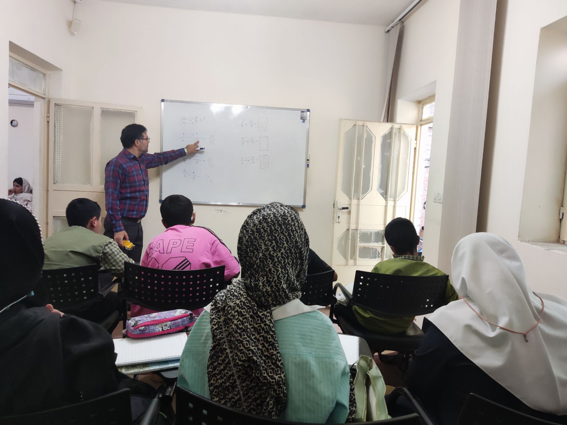 IMG 20251106 120731 برگزاری کلاسهای تقویتی ریاضی و زبان دارالاکرام شوش با همکاری تیم آموزشی نورنا