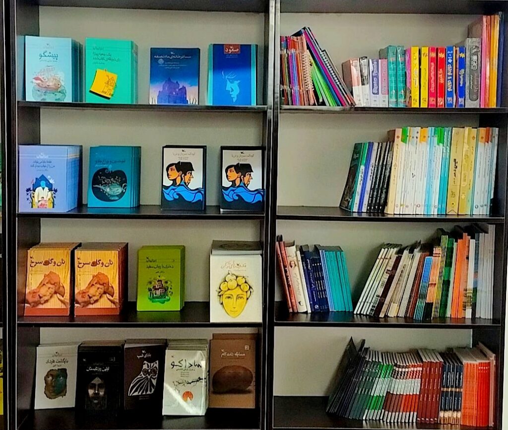 IMG ۲۰۲۵۱۱۱۶ ۱۱۲۴۴۹ تحقق رویای کودکانه یکی از دانش‌آموزان دارالاکرام جیرفت؛ فاطمه با کمک حامی‌اش صاحب کمد و تخت‌خواب شد