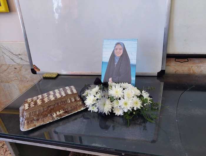 زهرا خاش به دانش‌آموزانِ خانه‌ی کرامت صبحانه می‌دهد