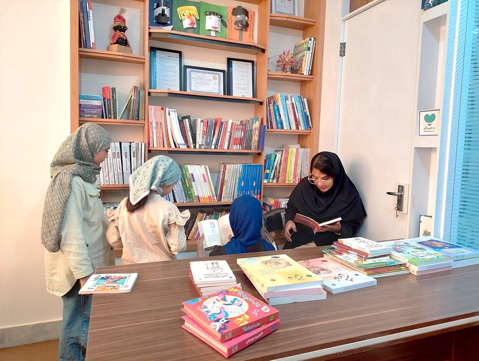 کتاب پنجمین باغِ‌ بیدار در دارالاکرامِ ورامین برگزار شد