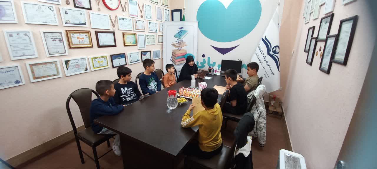 photo22828180445 برگزاری نوزدهمین کارگاه کتاب‌خوانی «باغ بیدار» در دارالاکرام قم